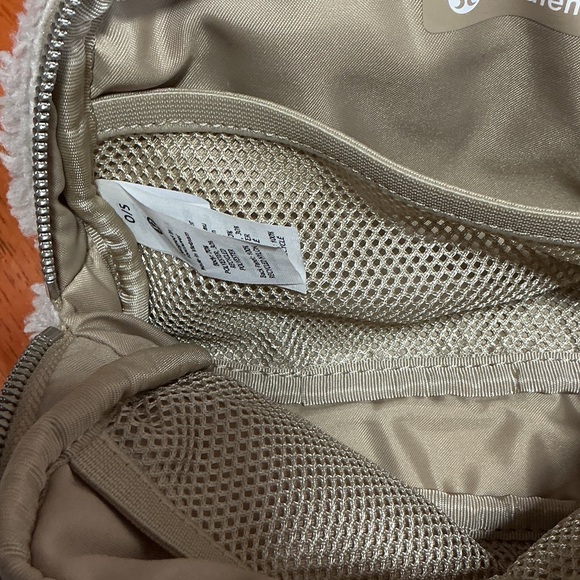 lululemon Everywhere Belt Bag 1L Cream Fleece - Picture 5 of 7
